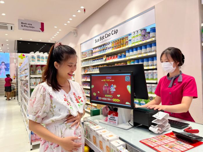 Kệ trưng bày sữa bột đa dạng tại Siêu Thị Con Cưng