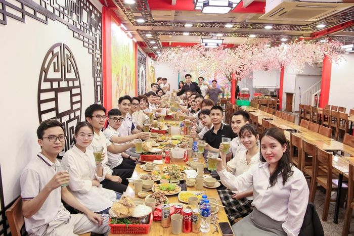 Không gian ấm cúng và món ngon đặc trưng tại Lẩu Đức Trọc