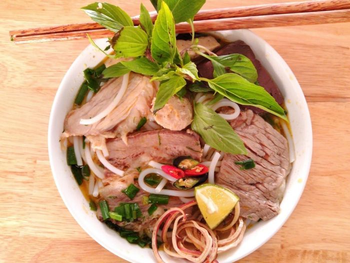 Hình ảnh tô bún bò Huế đầy đặn tại quán 3T