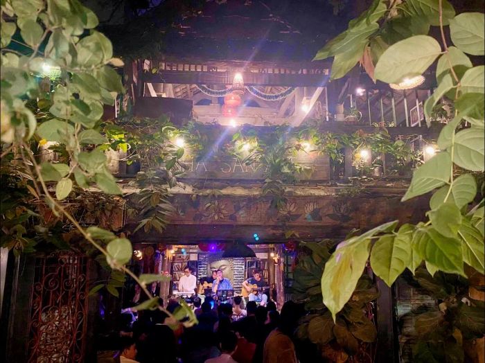 Nhà Sàn Art Cafe tọa lạc giữa lòng Hà Nội, tại con phố Vĩnh Phúc. Trải qua thời gian và chứng kiến sự biến đổi của thủ đô, ngôi nhà sàn vẫn giữ được sự tĩnh lặng, lặng lẽ ngắm nhìn thời cuộc với một thái độ thấu hiểu và nhẹ nhàng.