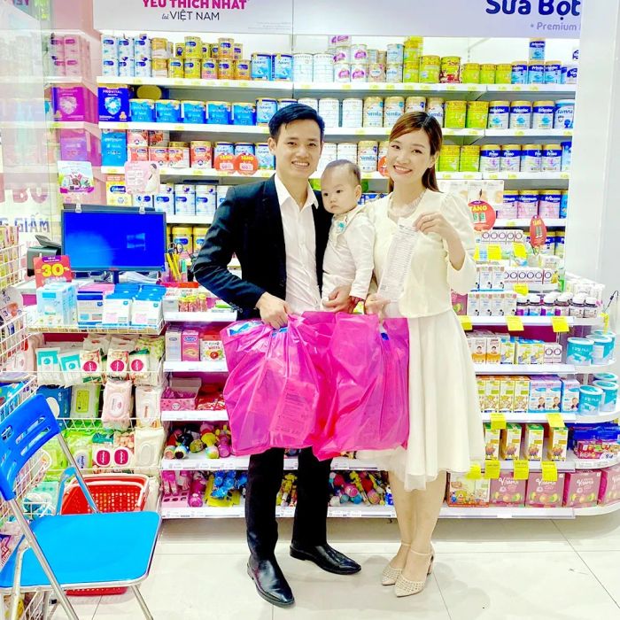 Nhân viên tư vấn chuyên nghiệp tại Siêu Thị Con Cưng