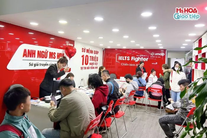 Hình ảnh cô giáo Ms Hoa truyền cảm hứng cho học viên
