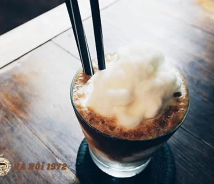 Mỗi góc nhỏ tại <i>Hà Nội 1972</i> đều mang lại một cảm xúc khác biệt, từ những chiếc bàn gỗ đơn giản cho đến không gian ngoài trời tươi mới, tất cả đều là điểm nhấn của sự hòa hợp giữa thiên nhiên và con người.