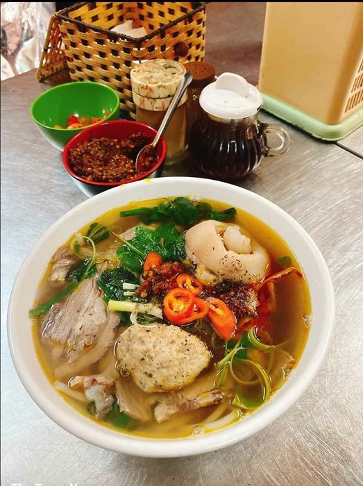Tô bún bò Huế đầy màu sắc và hương vị đặc trưng