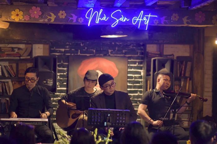 Một không gian cafe mang đậm dấu ấn của những năm tháng xưa cũ, nơi bạn có thể thư giãn giữa cuộc sống ồn ào của thủ đô. <strong>Hà Nội 1972 Coffee</strong> tại Quận Ba Đình là một địa chỉ tuyệt vời cho những ai yêu thích không gian rộng rãi, thoáng mát, với vị trí thuận tiện, dễ dàng tiếp cận. Đây là nơi lý tưởng để thưởng thức những tách cà phê đặc trưng và tận hưởng sự bình yên giữa lòng Hà Nội.