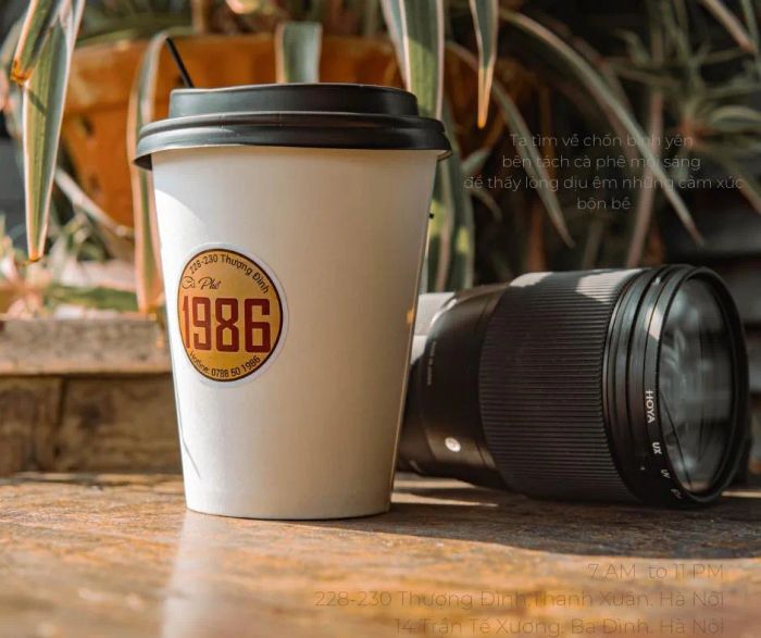Mỗi bức ảnh tại <i>Cà Phê 1986</i> đều phản ánh được không gian đầy chất thơ của quán, nơi những gam màu trầm và những vật dụng cổ xưa tạo nên một không gian thật ấm cúng và độc đáo.