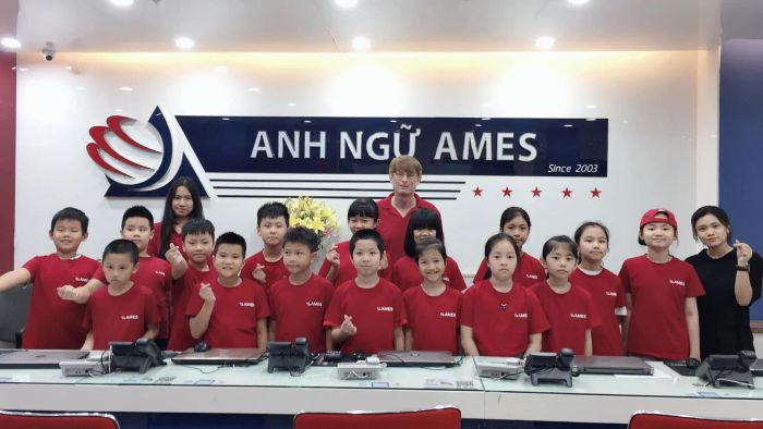 Hình ảnh lớp học ứng dụng công nghệ AI tại AMES English