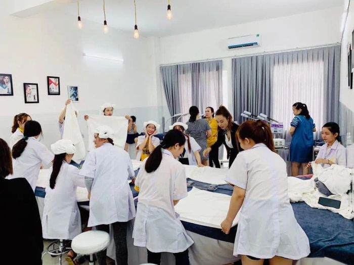 Học viên thực hành kỹ thuật spa cao cấp tại Jasmine Spa & Clinic