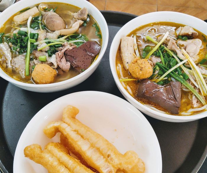 Hình ảnh tô bún bò Huế hấp dẫn tại quán 3T
