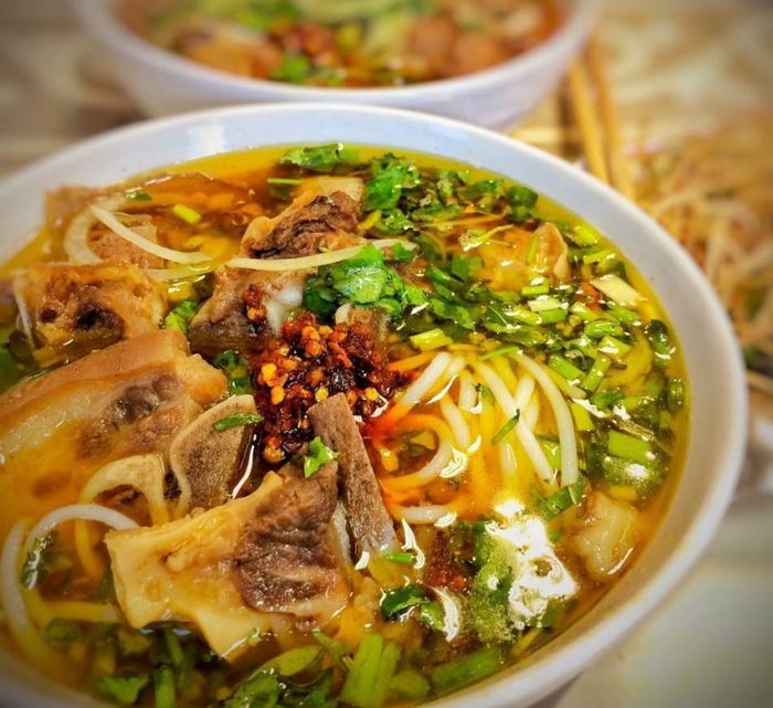 Không gian ấm cúng và món ngon đặc trưng tại Huyền Anh 2