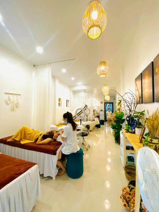 Học viên thực hành kỹ thuật spa chuyên nghiệp