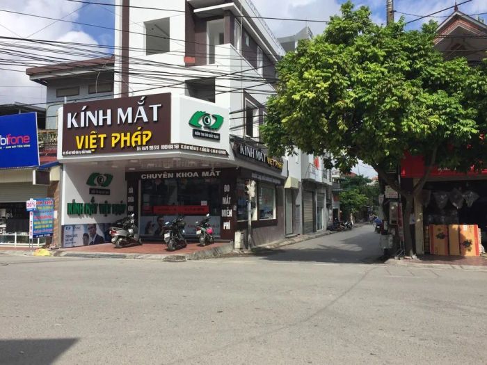 Không gian mua sắm sang trọng tại Việt Pháp Optics