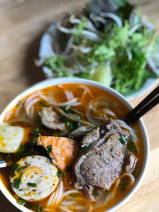 Hình ảnh tô bún bò Huế thơm ngon tại Huy Béo