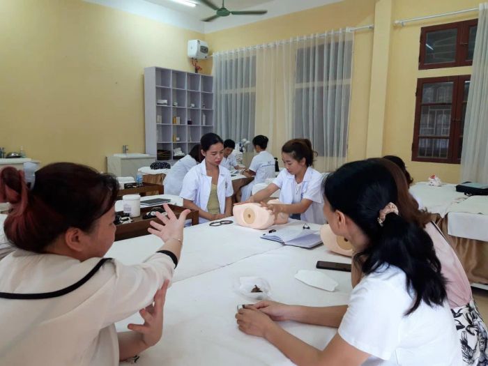 Học viên thực hành kỹ thuật spa tại Hà Vy Beauty Center
