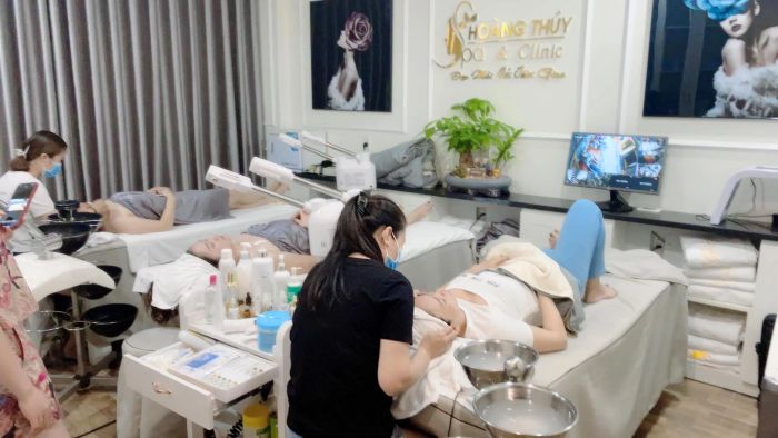 Học viên thực hành kỹ thuật điều trị da tại Hoàng Thúy Spa