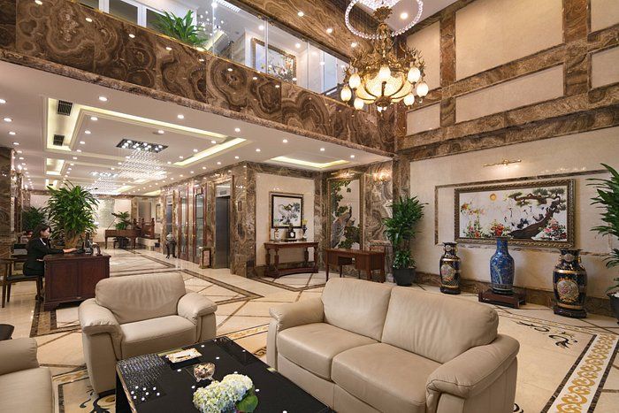 Góc thư giãn bên hồ bơi ngoài trời tại The Light Hotel