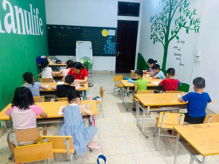 Hình ảnh học sinh chăm chú luyện chữ tại Minh Anh Thư