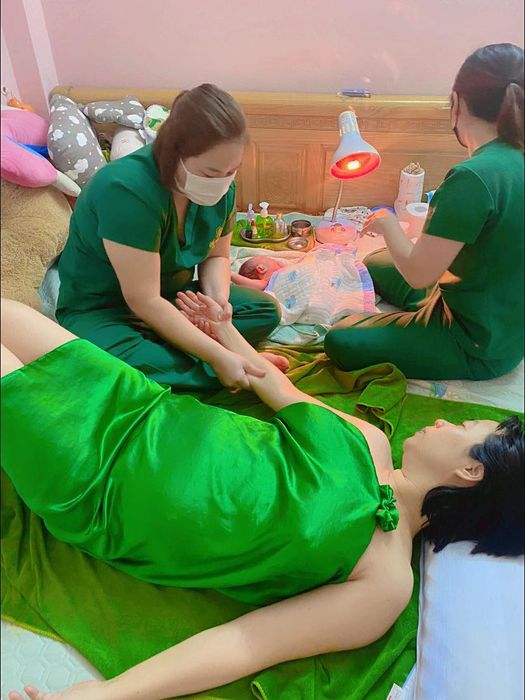 Hình ảnh đội ngũ chuyên viên tận tâm của Momcare Spa