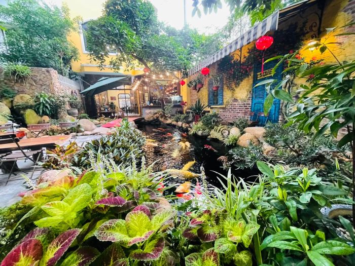Không gian xanh mát với thác nước tại S CAFE