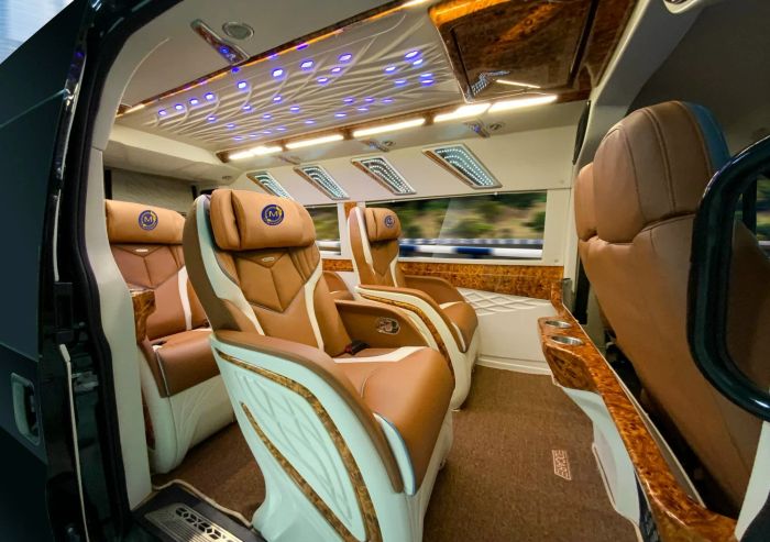 Hình ảnh đội xe Ford Transit hiện đại của Quang Mười