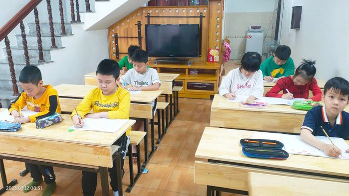 Hình ảnh học sinh chăm chú luyện chữ tại Trung tâm Cô Sang