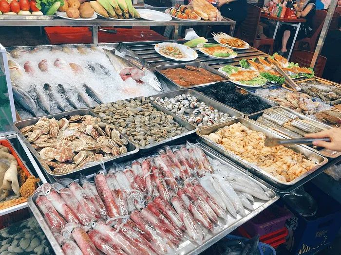 Không gian sôi động tại Chợ Cát Bi về đêm