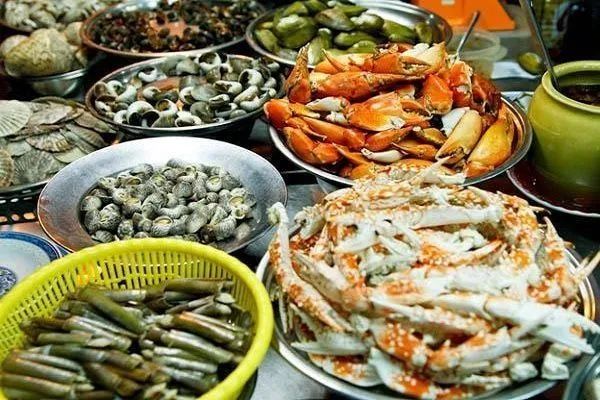 Không gian nhộn nhịp tại Chợ hải sản Núi Đèo