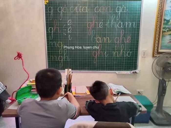 Hình ảnh học viên đang luyện tập tại Trung tâm Luyện Chữ Phùng Hoa