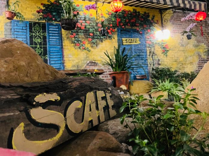 Khu vườn thơ mộng với hồ cá Koi tại S CAFE