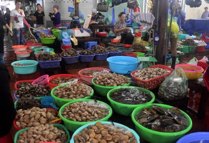 Không gian sầm uất tại Chợ Cát Bà