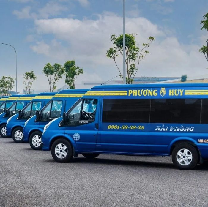 Hình ảnh đội xe Limousine hiện đại của VIP Phương Huy