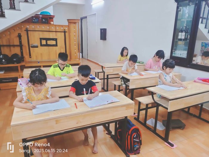 Hoạt động học tập sôi nổi tại lớp tiền tiểu học Cô Sang