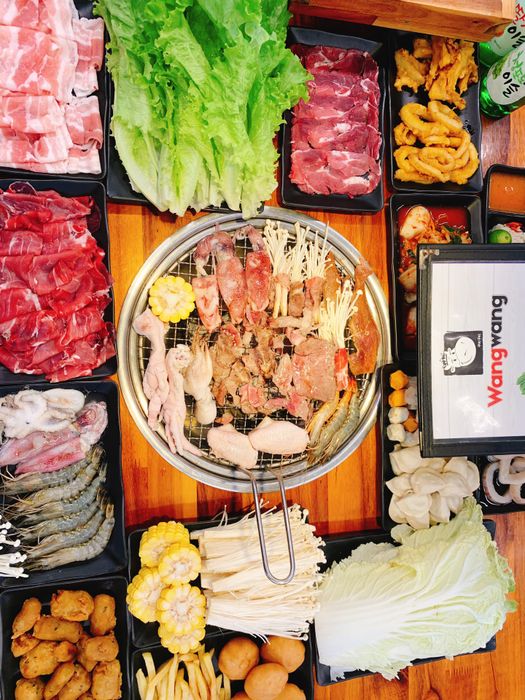 Không gian ấm cúng và món ngon đặc trưng tại Wang Wang