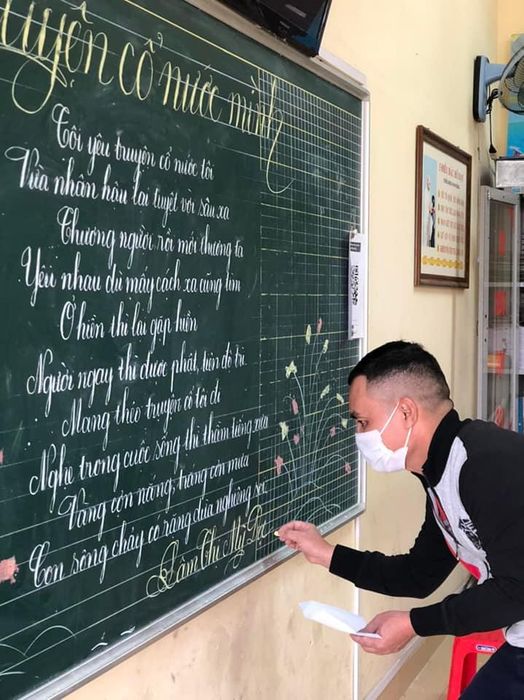 Hình ảnh học sinh say mê luyện chữ tại Trung tâm Thầy Doanh