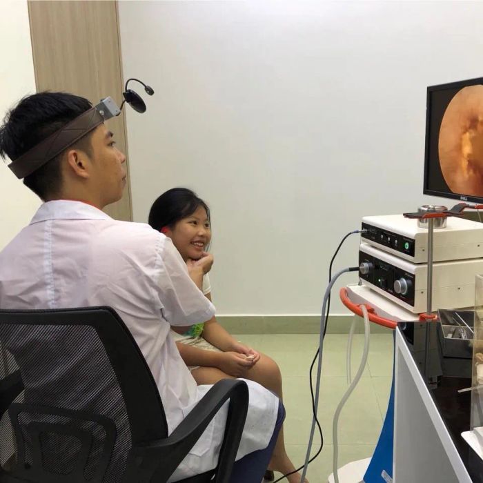 Hình ảnh 1 - Phòng Khám Nhi Số 10 Đinh Nhu: Bác sĩ Toàn thăm khám tận tình cho bệnh nhi