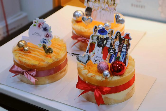 Hình ảnh bánh bông lan trứng muối đặc trưng tại Funny Bakery
