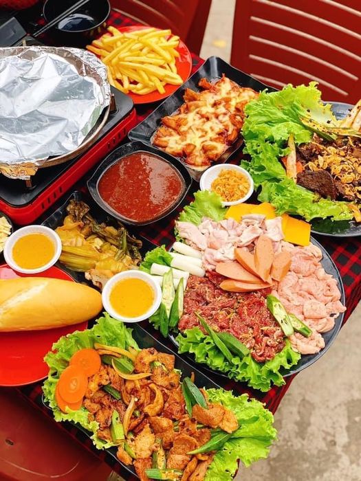 Không gian tiệc tươi vui tại Đỏ - Tiệm Thịt Nướng - Ảnh 3