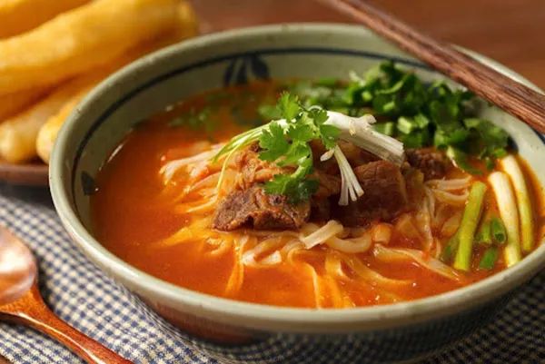 Phở Sốt Vang ảnh 2: Khoảnh khắc lưu giữ vẻ đẹp ẩm thực với sợi phở trắng mịn quyện trong nước sốt vang đậm màu, thịt bò mềm ngon đầy ắp.