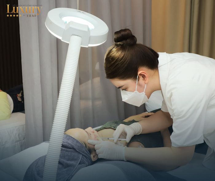 Viện Thẩm Mỹ Thảo Luxury - Khoảnh khắc 1: Không gian kiến trúc hiện đại, nơi mỗi góc nhìn đều toát lên sự sang trọng và đẳng cấp đích thực.