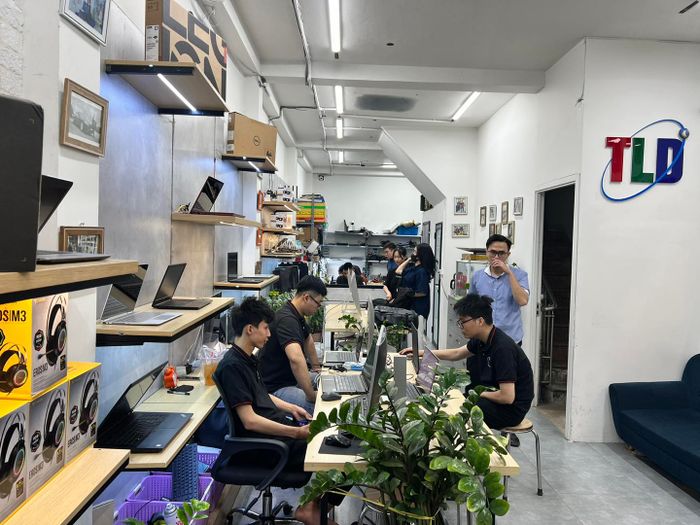 Không gian làm việc chuyên nghiệp tại Bệnh Viện Laptop Hà Nội TLD