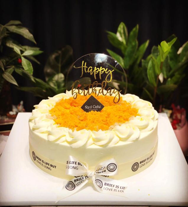 Hình ảnh bánh bông lan trứng muối đặc trưng tại Red Cake