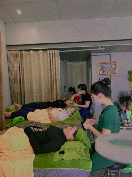 Hình ảnh đầu tiên về MIRA SPA - Không gian trị liệu sang trọng với hệ thống máy móc hiện đại, nơi mỗi khách hàng đều được trải nghiệm dịch vụ chăm sóc da chuyên nghiệp