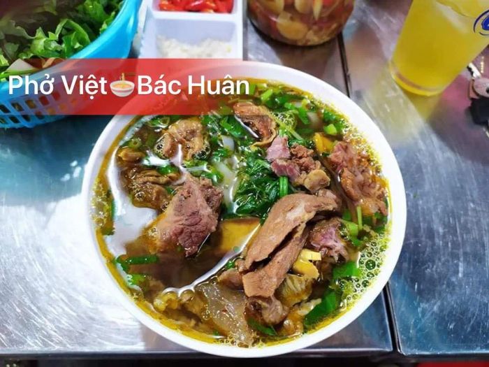 Tô phở thơm ngon đậm vị truyền thống tại Phở Việt - Bác Huân