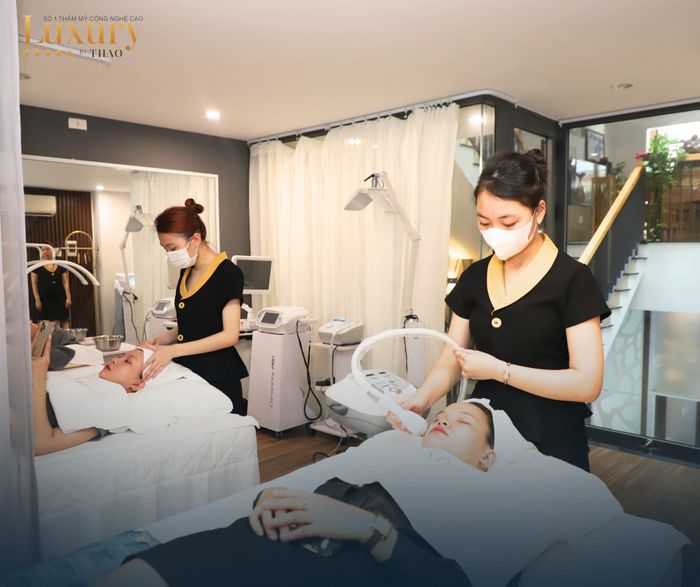 Viện Thẩm Mỹ Thảo Luxury - Khoảnh khắc 2: Góc nhìn nghệ thuật về không gian trị liệu đẳng cấp, nơi ánh sáng vàng dịu nhẹ hòa quyện cùng thiết kế tinh tế.