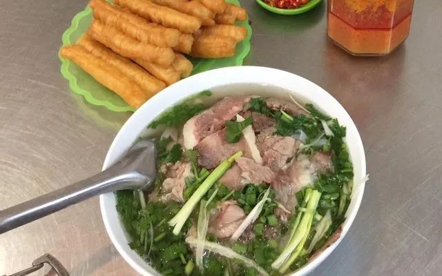 Không gian ấm cúng và tô phở đặc biệt tại Phở Bò Mê Linh