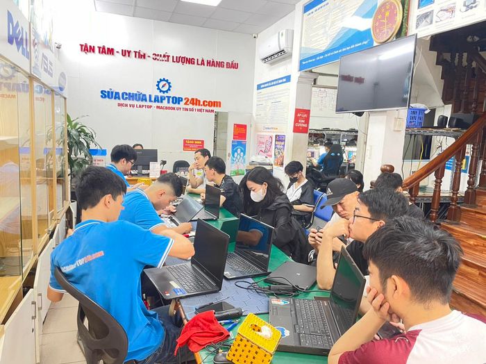 Không gian làm việc hiện đại tại Sửa chữa Laptop 24h.com