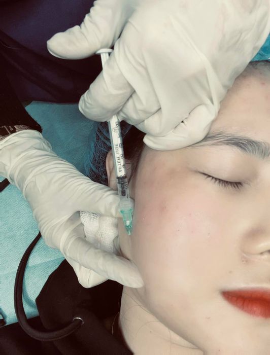 Miu Spa - Khoảnh khắc 3: Góc nhìn nghệ thuật về không gian thư giãn tinh tế, nơi ánh sáng tự nhiên hòa quyện cùng thiết kế hiện đại tạo nên trải nghiệm thẩm mỹ đẳng cấp.