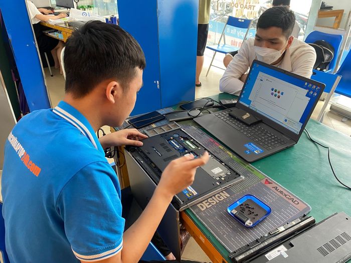 Đội ngũ kỹ thuật viên chuyên nghiệp tại Sửa chữa Laptop 24h.com