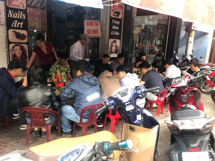 Bữa sáng hoàn hảo với phở truyền thống tại Phở Việt - Bác Huân