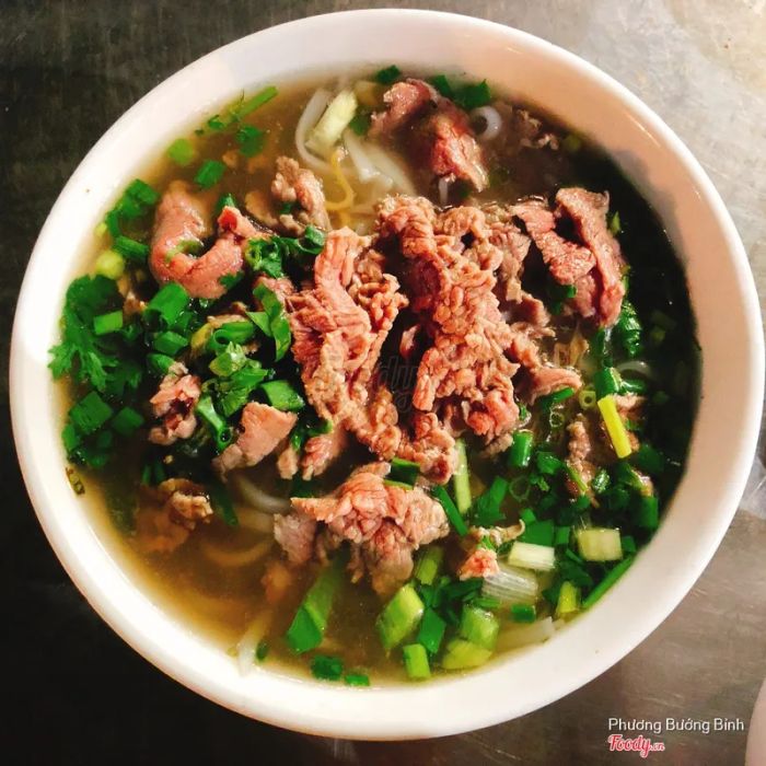 Phở Gia Truyền Tứ Nhuần ảnh 3: Khoảnh khắc nghệ thuật về tô phở vàng ươm với nước dùng trong vắt, thịt bò tái hồng tươi cùng hành lá xanh mướt - bữa sáng hoàn hảo của người Hải Phòng.